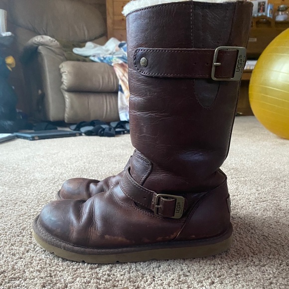 UGGS - Picture 3 of 6